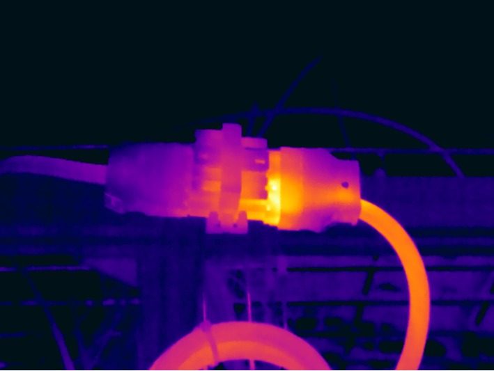 Thermogramm einer Kabelverbindung im Freien mit stark erwärmtem Übergangsbereich