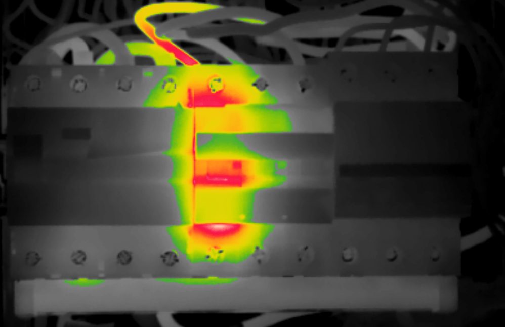Thermografieaufnahme einer elektrischen Verbindungsstelle mit deutlich erwärmtem Bereich