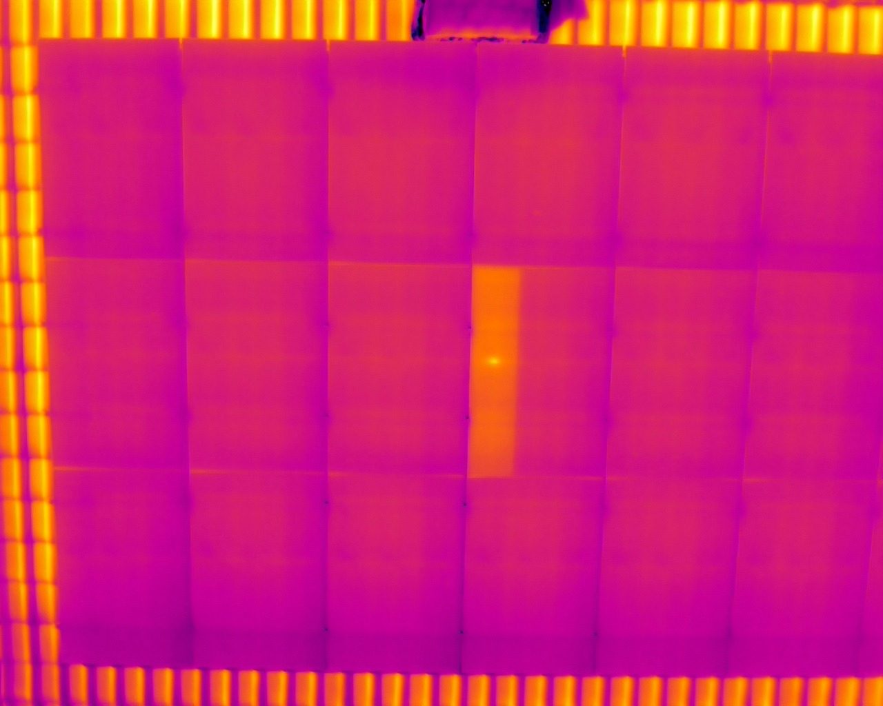 Thermografieaufnahme eines Photovoltaik-Modulfelds mit einer auffällig erwärmten Zelle