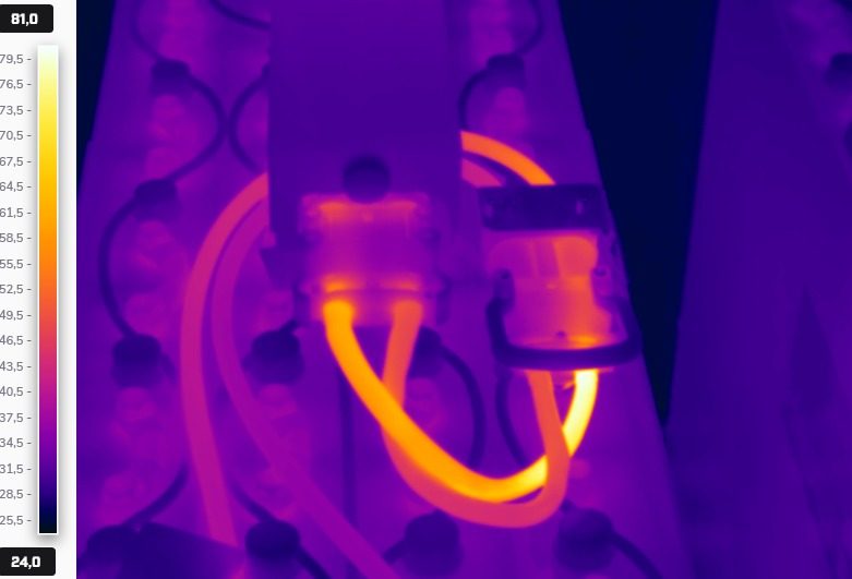 Thermografieaufnahme zweier Verbindungsstellen mit eingeblendeter Temperaturskala