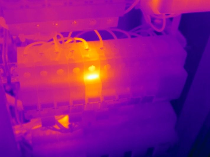 Thermogramm einer Reihenklemmen- und Sicherungsleiste mit einer deutlich erwärmten Stelle